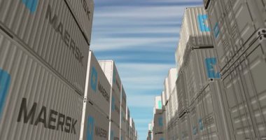 Poznan, Polonya, 3 Ağustos 2025: Maersk kargo konteynerleri sorunsuz ve geri dönüşümsüz iş konsepti. Lojistik şirketi endüstriyel nakliye kutusu 3D döngü.