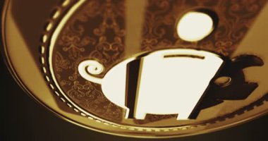 Kumbaradaki altın para kutusu dönüyor. Kamera 3 boyutlu metal parlaklıklar etrafında döner. Fintech, çevrimiçi ödeme ve dijital işlem soyut kavramı.