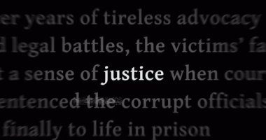 Adalet ve hukuk haberleri uluslararası medyada sorunsuz bir şekilde yayıldı. Ekranlarda yayınlanan soyut konsept haber başlıkları.