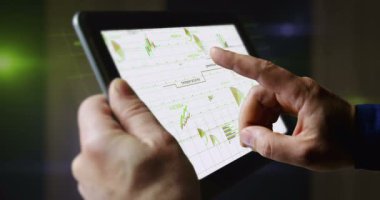 Dokunmatik ekranda küresel ısınma ve klimat grafikleri ve grafikleri değiştirir. Parmak dokunuşu tablet ekranı elinde. Dijital analiz ve rapor.