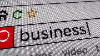 İş metni tarayıcı ekranında yazılıyor. Monitör piksel görünümü olan internet aranıyor.