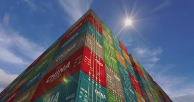 Çin, liman terminali iş konseptinde kargo konteynırlarını ihraç edip ithal ediyor. İçinde Çin bayrağı olan bir kargo kutusu. Gökyüzü ve güneş zamanı doluyor.