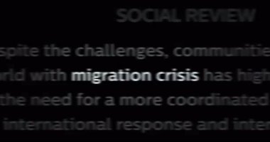 Göç krizi ve mülteciler uluslararası medyada manşet oluyorlar. Gürültü görüntüleme döngüsündeki haber başlıklarının soyut konsepti. TV arızası efekti kusursuz döngülendi.