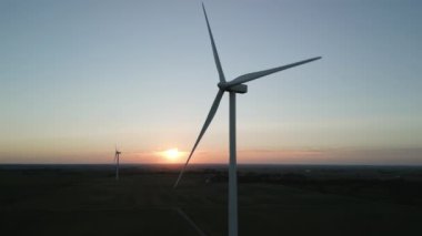 Rüzgâr türbinleri gün batımında buğday tarlasında duran bir rüzgar parkının havadan görüntüsü. - Evet. Yüksek kalite 4k görüntü