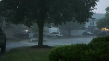 Şiddetli fırtına, gürültülü gök gürültüsü ve şimşekle, bir banliyö yerleşim yeri caddesi. Yüksek kalite 4k görüntü