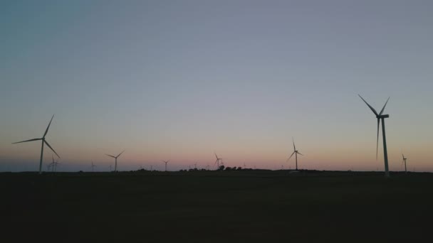 Luftaufnahme Einer Windkraftanlage Aus Nächster Nähe Die Einem Weizenfeld Steht — Stockvideo