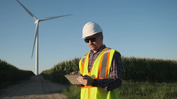 Inżynier Farmie Wiatrowej Tabletem Ręku Dostosowuje Turbinę Wiatrową Wysokiej Jakości — Wideo stockowe