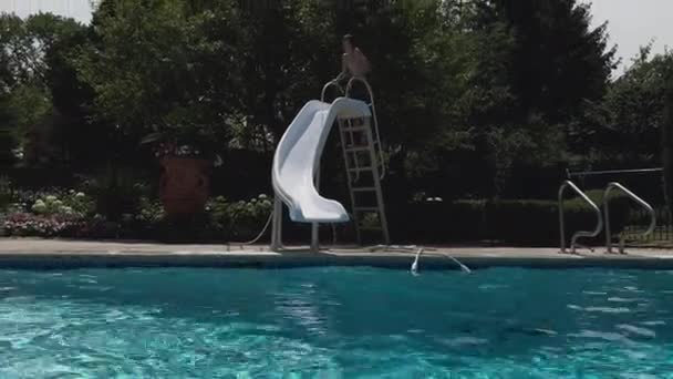 Chlapec Klouže Vodě Bazénu Zpomaleným Pohybem Vysoce Kvalitní Záběry — Stock video