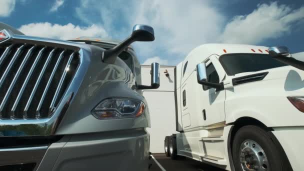 Lastwagen Stehen Auf Dem Parkplatz Ansicht Von Oben Kamera Bewegen — Stockvideo