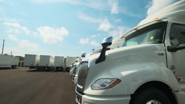 卡车停放在停车场 顶部视图 移动相机 高质量的4K镜头 — 图库视频影像