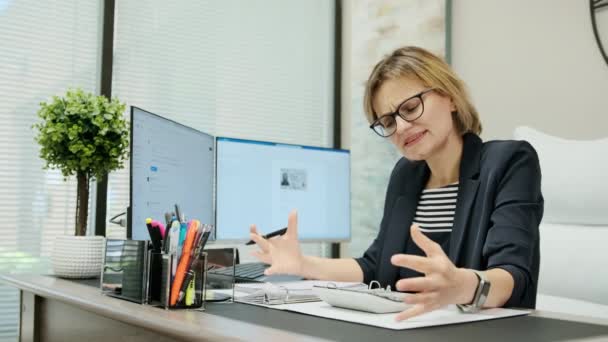 Woman Sit Desk Using Computer Make Data Analysis Check Statistics — Vídeo de Stock