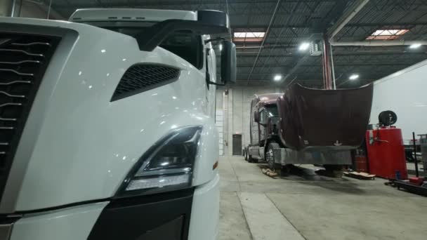 Truck Garage Voor Reparaties Hoge Kwaliteit Beeldmateriaal — Stockvideo