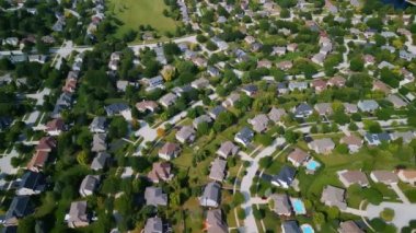 Yaz zamanı Amerikan banliyösünün insansız hava aracı görüntüsü. Mahallenin fotoğrafını çekiyorum. - Evet. Yüksek kalite 4k görüntü
