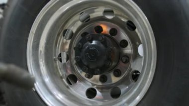 İşçi, ingiliz tekerleği tekerlek kamyonunu tamir etmek için araç kullanıyor. Yüksek kalite 4k görüntü