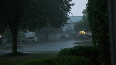 Şiddetli fırtına, gürültülü gök gürültüsü ve şimşekle, bir banliyö yerleşim yeri caddesi. Yüksek kalite 4k görüntü