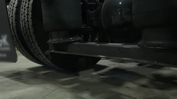 Benzin Istasyonundaki Bir Tamirci Kamyonun Arka Dingilini Pnömatik Kriko Ile — Stok video