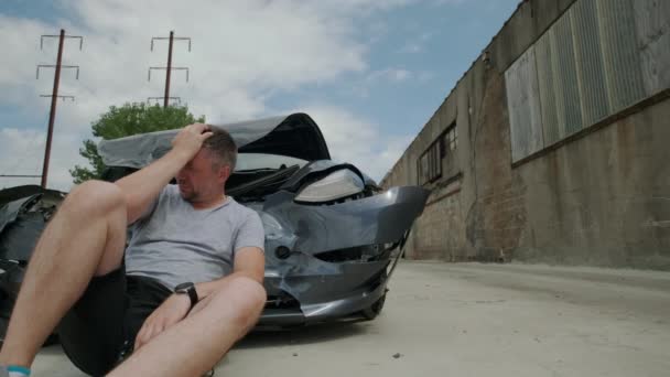 Reifer Mann Telefoniert Nach Einem Autounfall Kaputtes Auto Hintergrund Hochwertiges — Stockvideo