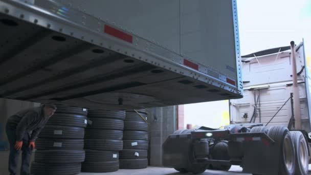 拖车连接到卡车上 高质量的4K镜头 — 图库视频影像