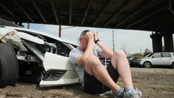 Ώριμος Άντρας Κάνει Ένα Τηλεφώνημα Μετά Από Αυτοκινητιστικό Ατύχημα Σπασμένο — Αρχείο Βίντεο