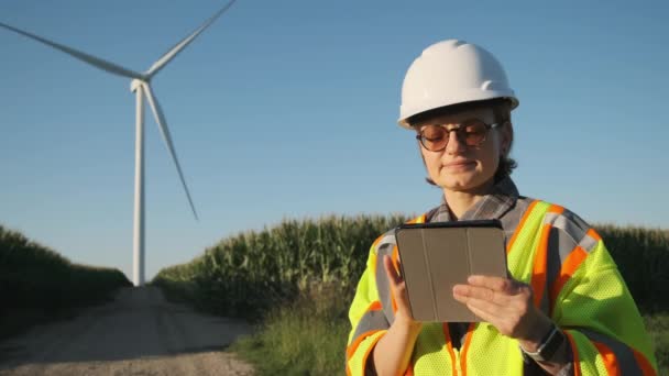 Инженер Ветряной Электростанции Планшетом Руке Регулирует Ветряную Турбину Высококачественные Кадры — стоковое видео