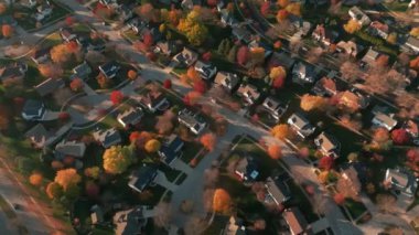 Sonbaharda Amerikan banliyösünün insansız hava aracı görüntüsü. Mahallenin fotoğrafını çekiyorum. - Evet. Yüksek kalite 4k görüntü