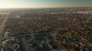 Sonbaharda Amerikan banliyösünün insansız hava aracı görüntüsü. Mahallenin fotoğrafını çekiyorum. - Evet. Yüksek kalite 4k görüntü