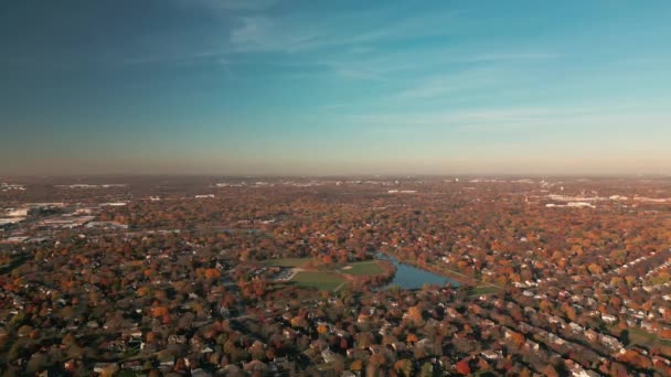 Drone Vista Del Suburbio Americano Otoño Estableciendo Plano Barrio Imágenes — Vídeo de stock