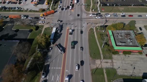 Zicht Verkeersongeval Met Omgekeerde Vrachtwagen Blokkeren Van Het Verkeer Naperville — Stockvideo