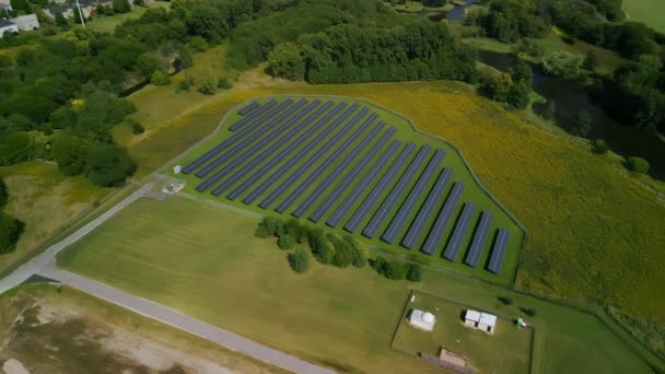 Удивительный Закат Воздушный Снимок Солнечных Панелей Стоят Ряд Полях Зеленой — стоковое видео