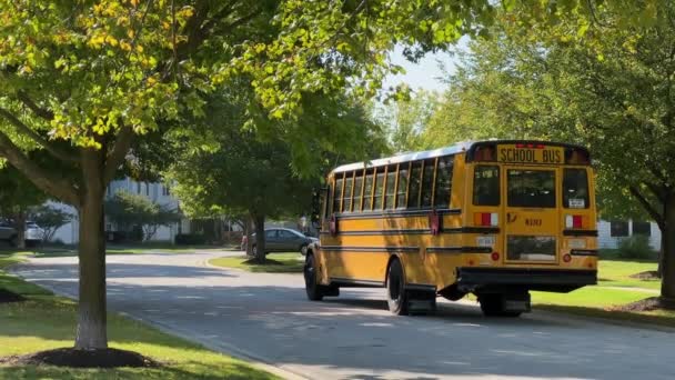 Naperville Usa Septiembre Autobús Escolar Amarillo Transitando Por Calle Imágenes — Vídeo de stock