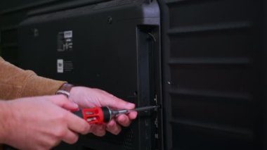 Tamirci, hasar gören noktayı bulmak için çoklu sayaç kullanarak bir TV veya diğer ev aletlerini tamir eder. Yüksek kalite 4k görüntü