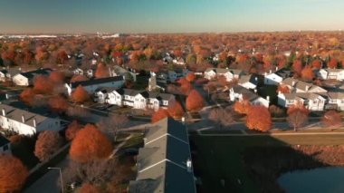 Sonbaharda Amerikan banliyösünün insansız hava aracı görüntüsü. Mahallenin fotoğrafını çekiyorum. - Evet. Yüksek kalite 4k görüntü