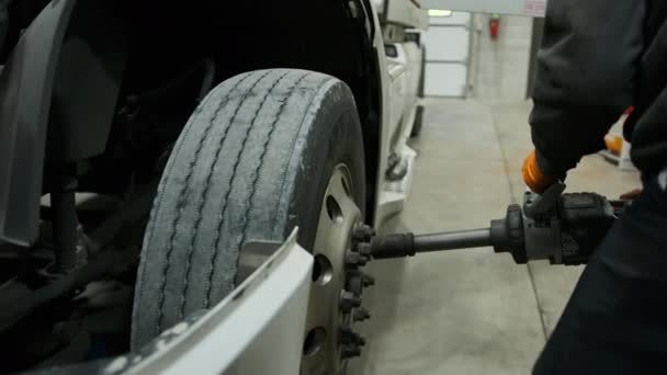 Arbeiter Macht Reparatur Schraubenschlüssel Rad Reifen Lkw Nahaufnahme Mit Werkzeug — Stockvideo