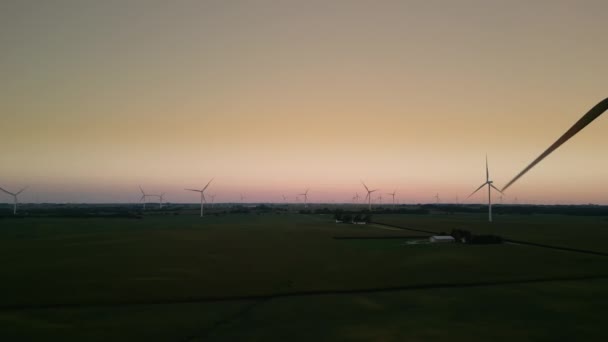 Vue Aérienne Parc Éolien Avec Des Éoliennes Debout Dans Champ — Video