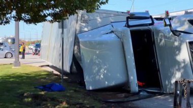 Devrilen kamyonun trafiği engellediği yol kazası görüntüsü. Naperville 'de. IL. ABD, 15 Kasım 2022. Yüksek kalite 4k görüntü