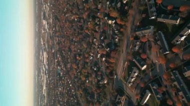 Sonbaharda Amerikan banliyösünün insansız hava aracı görüntüsü. Mahallenin fotoğrafını çekiyorum. - Evet. Yüksek kalite 4k görüntü