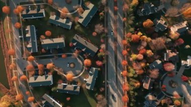 Sonbaharda Amerikan banliyösünün insansız hava aracı görüntüsü. Mahallenin fotoğrafını çekiyorum. - Evet. Yüksek kalite 4k görüntü