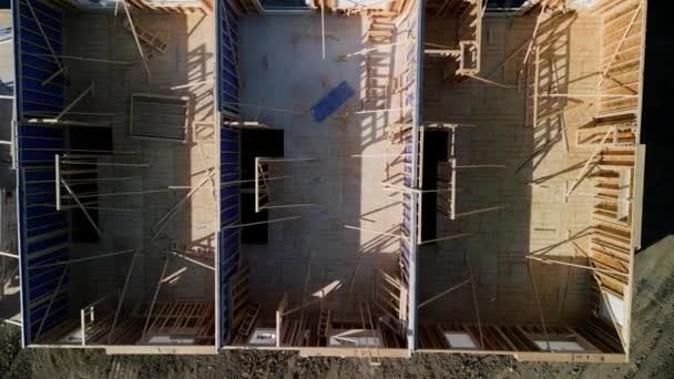 空中俯瞰一座在建的木结构梁新房子 高质量的4K镜头 — 图库视频影像
