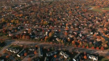 Sonbaharda Amerikan banliyösünün insansız hava aracı görüntüsü. Mahallenin fotoğrafını çekiyorum. - Evet. Yüksek kalite 4k görüntü