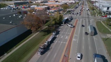 Devrilen kamyonun trafiği engellediği yol kazası görüntüsü. Naperville 'de. IL. ABD, 15 Kasım 2022. Yüksek kalite 4k görüntü