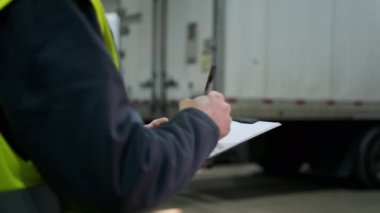 Aracın teknik merkezdeki ya da depodaki servisi, kamyon hakkındaki bilgileri kaydediyor. Yüksek kalite 4k görüntü