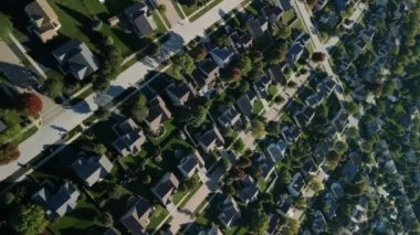Yaz zamanı Amerikan banliyösünün insansız hava aracı görüntüsü. Mahallenin fotoğrafını çekiyorum. - Evet. Yüksek kalite 4k görüntü