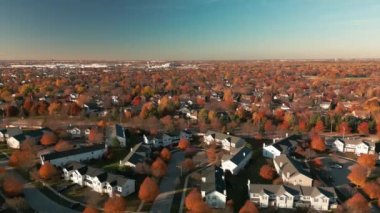 Sonbaharda Amerikan banliyösünün insansız hava aracı görüntüsü. Mahallenin fotoğrafını çekiyorum. - Evet. Yüksek kalite 4k görüntü