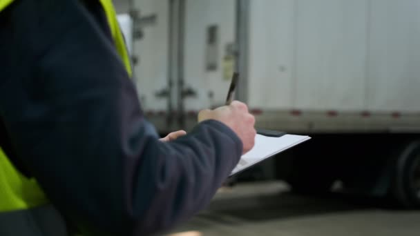 Service Van Auto Het Technisch Centrum Magazijn Registreert Informatie Truck — Stockvideo