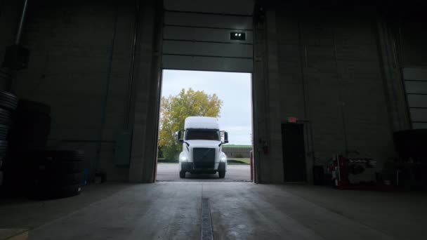 修理车间车库的卡车 高质量的4K镜头 — 图库视频影像