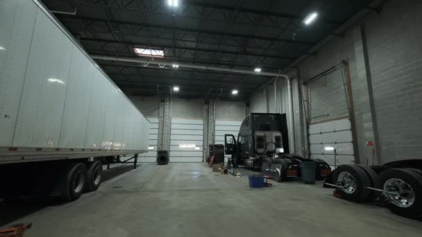 Camion Nel Garage Officina Riparazioni Filmati Alta Qualità — Video Stock