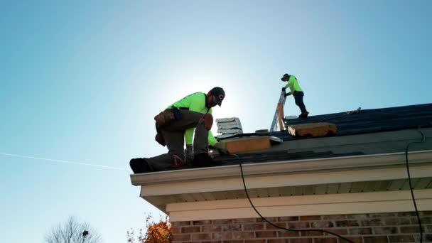 屋顶修补或更换在阳光灿烂的日子里损坏的 需要更换的弹壳 2022年10月28日 高质量的4K镜头 — 图库视频影像