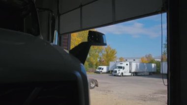 Tamirat için tamirhanedeki kamyon. Yüksek kalite 4k görüntü