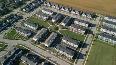 Yaz zamanı Amerikan banliyösünün insansız hava aracı görüntüsü. Mahallenin fotoğrafını çekiyorum. - Evet. Yüksek kalite 4k görüntü