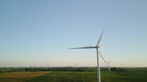 Widok Powietrza Parku Wiatrowego Turbinami Wiatrowymi Stojącymi Polu Pszenicy Zachodzie — Wideo stockowe